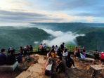 kebun-buah-mangunan-dengan-panorama-kabut.jpg