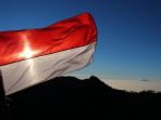 keindahan-mengikuti-upacara-bendera-di-atas-gunung_20180818_163940.jpg