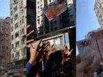 kejadian-langka-di-hong-kong-hujan-uang-dari-langit-dan-orang-orang-yang-saling-berebut.jpg