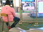 kelakuan-pria-yang-bajak-monitor-bandara.jpg