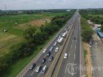 kendaraan-melaju-di-tol-cikampek-km-71.jpg