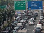 kendaraan-terjebak-kemacetan-di-exit-tol-semanggi-tol-dalam-kota-jakarta-senin-572021.jpg