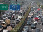 kendaraan-terjebak-kemacetan-di-exit-tol-semanggi-tol-dalam-kota-jakarta.jpg