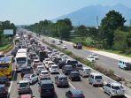 kendaraan-terjebak-kemacetan-di-jalan-tol-jagorawi.jpg