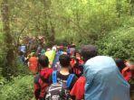 kepadatan-pendaki-di-gunung-merbabu-minggu-2142019.jpg