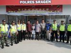 kepolisian-bersama-anak-dan-ayahnya-yang-ketinggalan-di-rest-area_20180621_172247.jpg