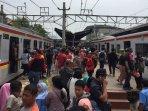 keramaian-penumpang-krl.jpg