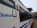 kereta-api-indonesia_20160825_154158.jpg