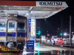 kereta-di-pom-bensin-jepang.jpg
