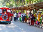 kereta-mini-di-taman-margasatwa-ragunan.jpg