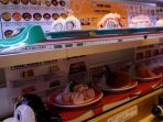 kereta-mini-mengantarkan-makanan-di-genki-sushi_20180223_142222.jpg