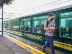 kereta-panoramic-di-stasiun.jpg