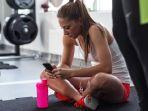 kesalahan-yang-biasa-dilakukan-di-gym-membawa-ponsel.jpg
