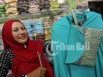 kholifah-menunjukkan-mukena-polos-kombinasi-songket.jpg