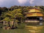 kinkakuji-kuil-paviliun-emas-terlihat-di-seberang-kykochi-kitaku-kyoto-jepang.jpg