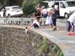 klip-video-menunjukkan-ayah-menggantung-putranya-sendiri-di-tepi-jalan-gunung-di-china.jpg