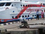 km-express-bahari-di-dermaga-pantai-kartini.jpg
