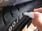 kode-pada-dinding-sepeda-motor.jpg
