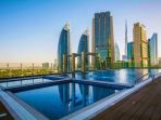 Hotel Tertinggi yang Ada Dubai Ini Tawarkan Sensasi Berenang Tak Terlupakan di Ketinggian 108 Meter