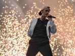 konser-justin-bieber-nyanyi.jpg