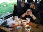 konsumen-saat-menikmati-ngopi-di-atas-bus-dalam-agenda-perdana-perjalanan.jpg