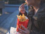 konsumen-yang-menikmati-kentang-goreng-mcdonalds.jpg