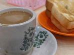 kopi-dan-roti-bakar-di-kedai-kopi-kimteng.jpg