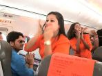 kru-maskapai-spicejet-hibur-penumpang-ekonomi-dalam-rangka-menyambut-festival-holi_20180306_113753.jpg