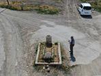kuburan-misterius-berada-di-tengah-jalan-di-turki.jpg