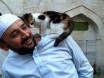 kucing-kucing-di-masjid-aziz-mahmud-hdayi-turki.jpg