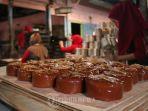 kue-keranjang-pekerja-menata-kue-keranjang-di-rumah-produksi-kue-keranjang-di-jalan-sadewo-atas.jpg