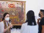 kurator-museum-macan-yang-sedang-menjelaskan-tentang-lukisan.jpg