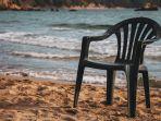 kursi-plastik-di-pantai.jpg