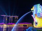 lampu-bersinar-di-merlion-saat-menghadap-marina-bay-sands-singapura-yang-ikonis.jpg