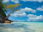 langit-biru-cerah-di-kawasan-pantai.jpg