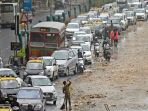 laut-mumbai-muntahkan-sampah-ke-jalanan_20180720_135931.jpg