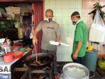le-gino-sedang-goreng-pangsit-di-kiosnya.jpg