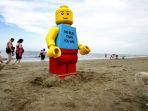 lego-raksasa-ditemukan-di-pantai_20180711_201534.jpg