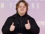 lewis-capaldi-penyanyi-internasional-asal-skotlandia-mengejutkan-penumpang-pesawat-british-airways.jpg