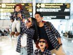 liburan-keluarga-ryan-delon-dan-sharena-gunawan.jpg