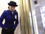 lift-girls-atau-operator-lift-layanan-yang-masih-bisa-kamu-temukan-di-jepang.jpg