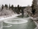 Fotografer Ini Abadikan Putaran Es Misterius di Atas Sungai Amerika, Fenomena Apakah Ini?