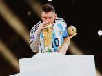 lionel-messi-cium-trofi-piala-dunia-2022.jpg