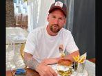 lionel-messi-mencoba-menu-burger-spesial.jpg