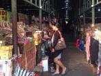 lorong-penjual-oleh-oleh-di-pasar-klewer_20161228_195739.jpg