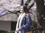 luna-maya-menikmati-sakura-di-jepang.jpg