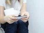 Jangan Diabaikan! 5 Bahaya yang Akan Terjadi Jika Terlalu Lama Duduk di Toilet Sambil Main Ponsel