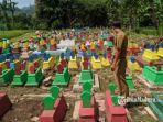 makam-warna-warni-di-desa-karangjoho-kecamatan-badegan-kabupaten-ponorogo-selasa-1632021.jpg