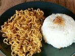 makan-nasi-bersamaan-dengan-mi-instan-ternyata-bahaya_20180820_141924.jpg