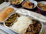 Seorang Awak Pesawat Ungkap Kebenaran Tentang Makanan 'Kotor' yang Disajikan di Setiap Maskapai
